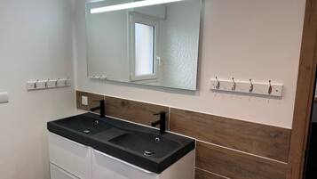 Douche, sèche-cheveux, serviettes fournies