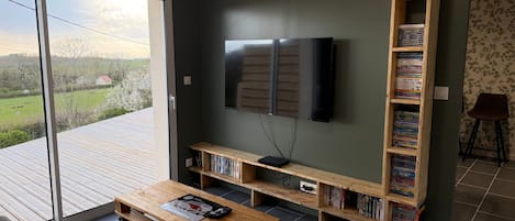 テレビ、DVD プレーヤー
