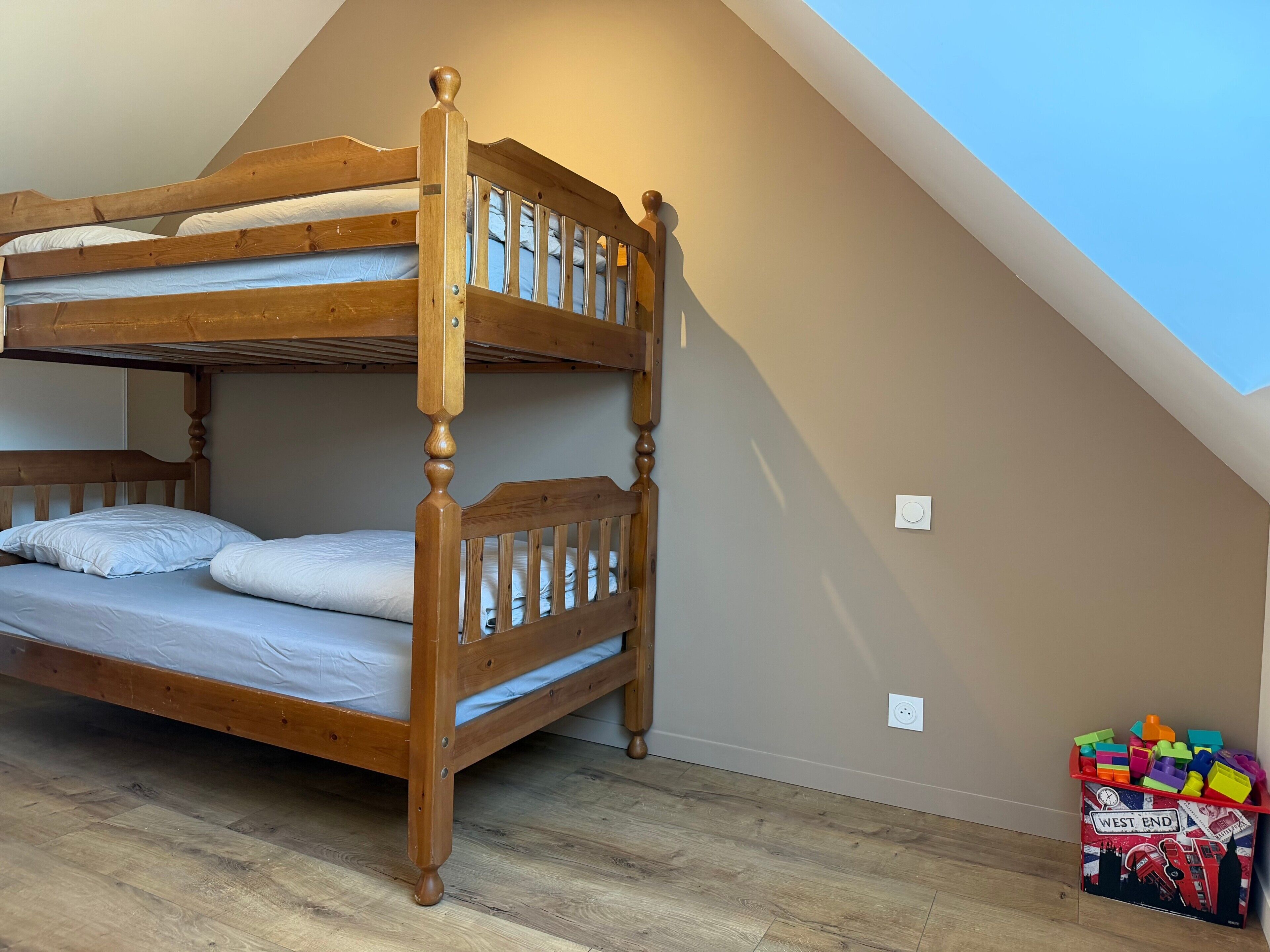 2 bedrooms, bed sheets
