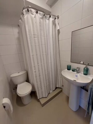 Douche, sèche-cheveux, serviettes fournies, savon