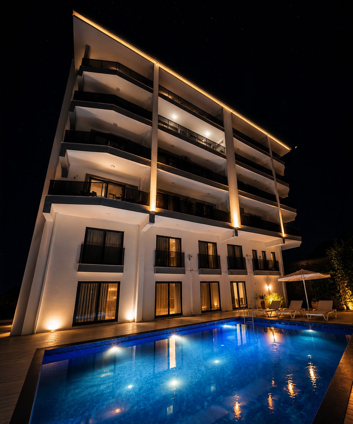 Un hotel de varios pisos con piscina y zona de estar al aire libre.