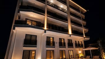 Ein mehrstöckiges Hotel mit Pool und Außenbereich.