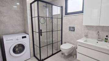Classic-Apartment, Balkon, Stadtblick | Badezimmer | Dusche, Handtücher