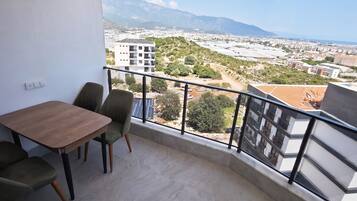 Classic-Apartment, Balkon, Stadtblick | Speisen im Freien