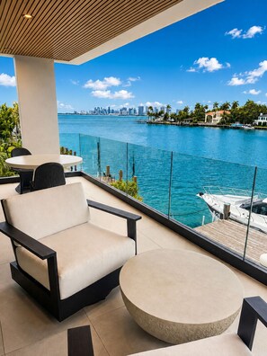 Outdoor dining - Ocean Bella Waterfront Estate – North Bay (North Bay Village)