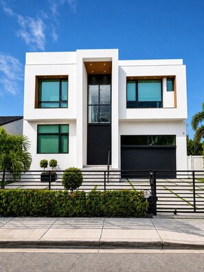 Exterior - Ocean Bella Waterfront Estate – North Bay (North Bay Village)