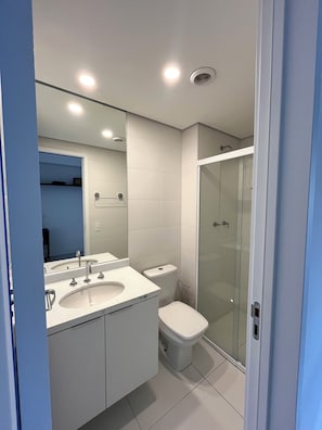 Dusche, Haartrockner, Handtücher, Seife