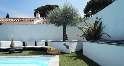 Marseille Appartement T2 Piscine + Parking (au 1e étage de villa). Très calme.