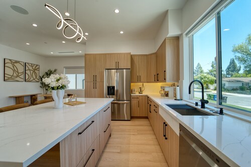 Modern 2BR + 2BA House + EV Charger + King Bed + Fire Pit + BBQ + Near Universal