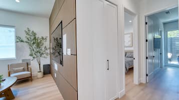2 habitaciones, escritorio y tabla de planchar con plancha