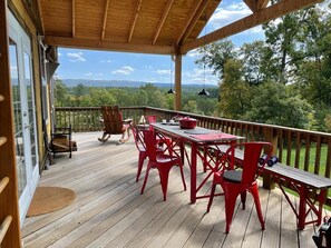 Outdoor dining - Stylish vacation home in the Appalachians (Augusta)