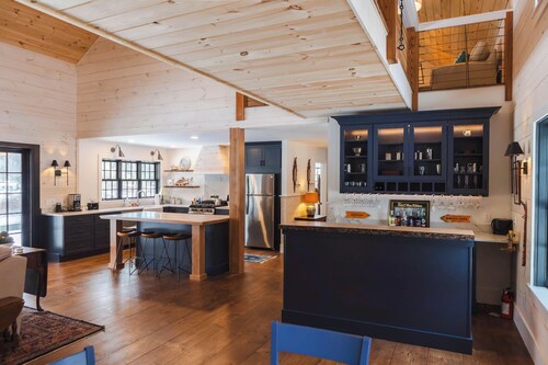 Modern Mountain Sanctuary: Luxury Farmhouse with Mountain Views