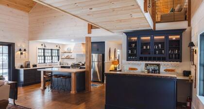 Modern Mountain Sanctuary: Luxury Farmhouse with Mountain Views
