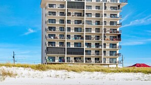 A multi-story hotel with balconies, located near a beach. - Sundunes 173 (Navarre)