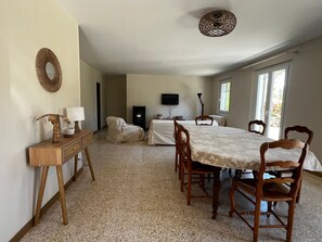 A spacious dining area with a large table and chairs, a television, and a fireplace. - Provencal house with private pool (Salernes)