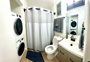 Haartrockner, Handtücher, Seife, Toilettenpapier