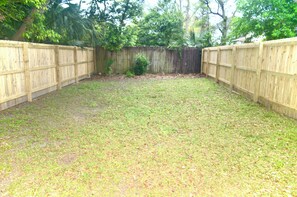 Property grounds - Pet-Friendly Pensacola Home - Private Backyard - Near Beach & Downtown (Pensacola)
