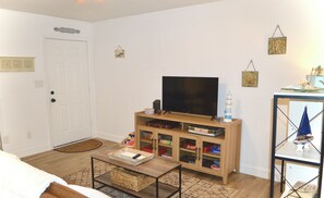 Smart TV, books - Pet-Friendly Pensacola Home - Private Backyard - Near Beach & Downtown (Pensacola)