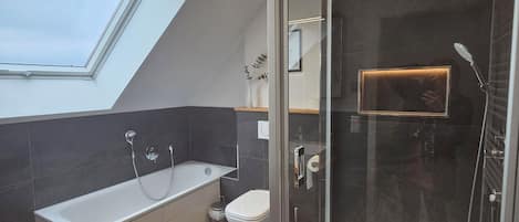 Sèche-cheveux, savon, papier toilette