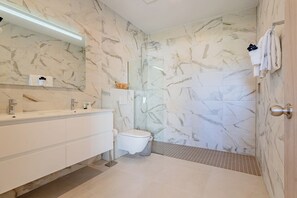 Een douche, een haardroger, handdoeken, zeep