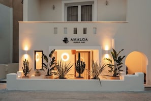 Ein modernes Gebäude, auf dem deutlich der Name 'AMALGA RESIDENCE NAXOS' zu sehen ist.