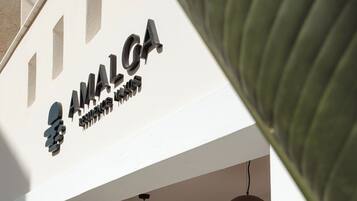 Un espace bien-être comprenant un jacuzzi, un luminaire au plafond et une enseigne portant l’inscription « AMALGA ».