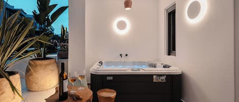 Luxury Apartment, 2 Bedrooms | Outdoor spa tub