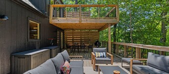 Black Bear Cabin.  Luxury 2bed/2 bath, 13 miles to Eureka Springs on Table Rock.