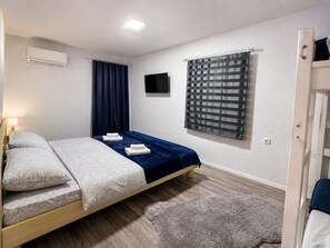 Room - Charming 3-bedroom home with rooftop pool, jacuzzi and sauna (Miljevići)