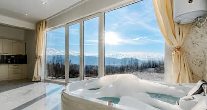 Charming 3-bedroom home with rooftop pool, jacuzzi and sauna