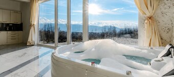 Charming 3-bedroom home with rooftop pool, jacuzzi and sauna