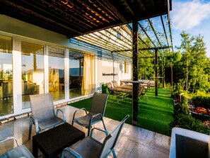 Outdoor dining - Charming 3-bedroom home with rooftop pool, jacuzzi and sauna (Miljevići)