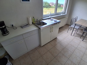 Wasserkocher mit Kaffee-/Teezubehör, Kühlschrank, Mikrowelle, Ofen