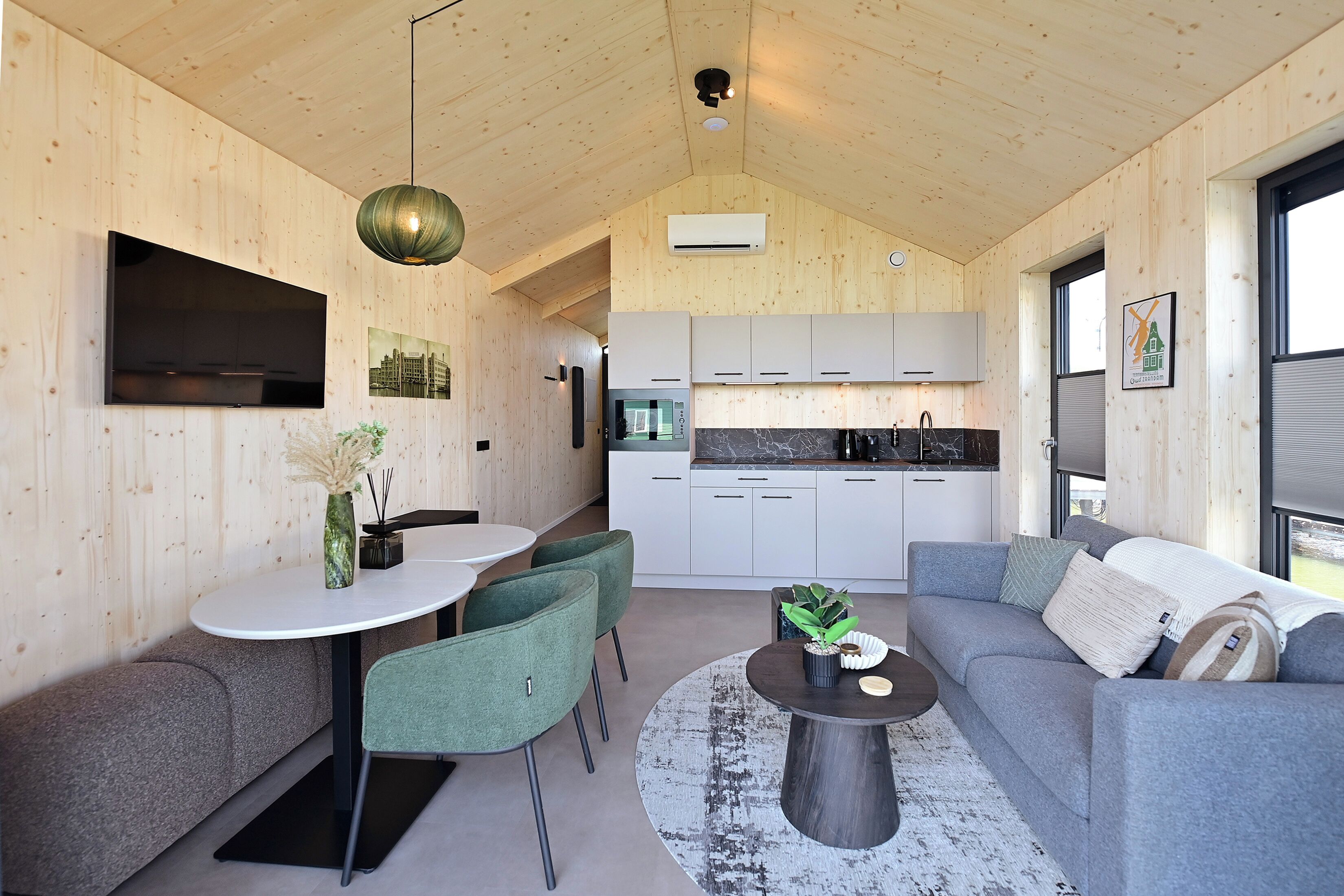 Un interior moderno con comedor, cocina y zona de estar.