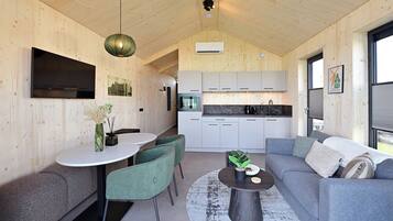 Un interior moderno con comedor, cocina y zona de estar.