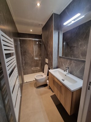 Shower, hair dryer, towels, soap - Harbour Lodges (Zaandam)