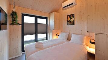 Family Cabin | In-room safe, blackout curtains, iron/ironing board, free WiFi