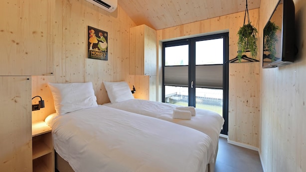 Ropa de cama de alta calidad y minibar con artículos gratuitos 