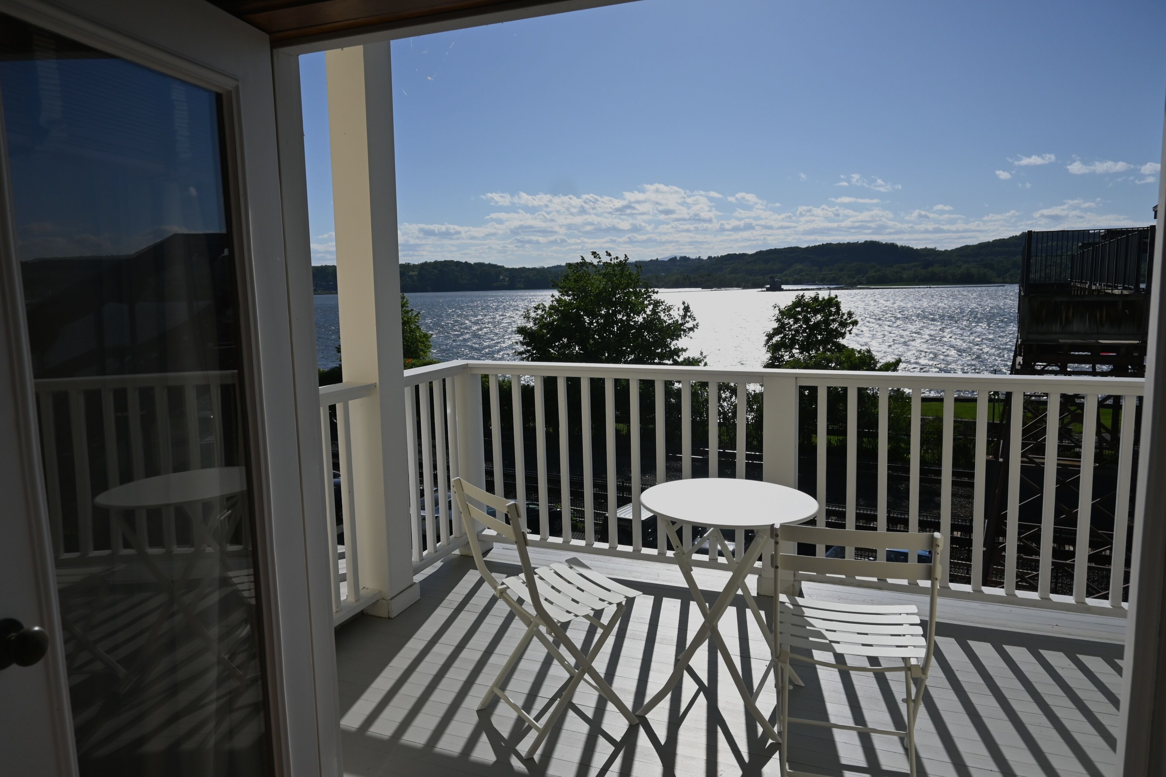 Standardzimmer, Balkon, Flussblick | Speisen im Freien