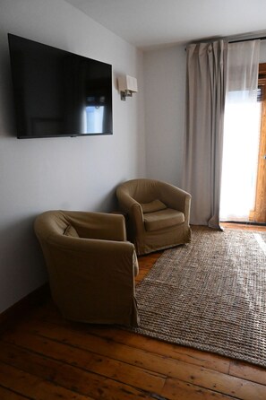 Standard Room, Balcony, River View | Living area - Rhinecliff Hotel (Rhinecliff)