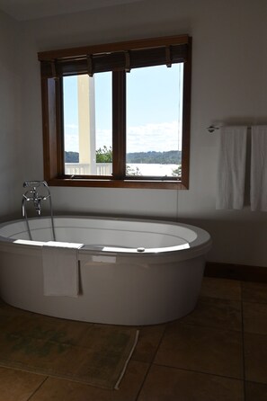 Standard Room, Balcony, River View | Bathroom - Rhinecliff Hotel (Rhinecliff)