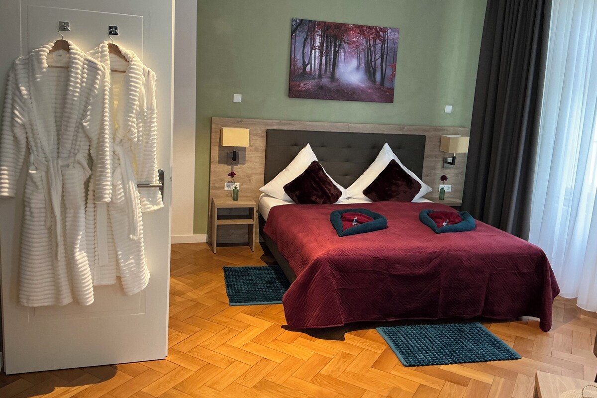 Suite | Ropa de cama de alta calidad y espacio para trabajar con un portátil