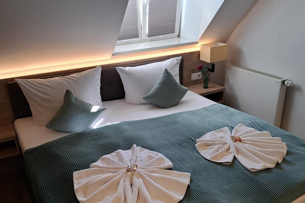 Habitación triple Confort, vista al patio | Ropa de cama de alta calidad y espacio para trabajar con laptop