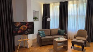 Suite | Hochwertige Bettwaren, laptopgeeigneter Arbeitsplatz, Reisekinderbett