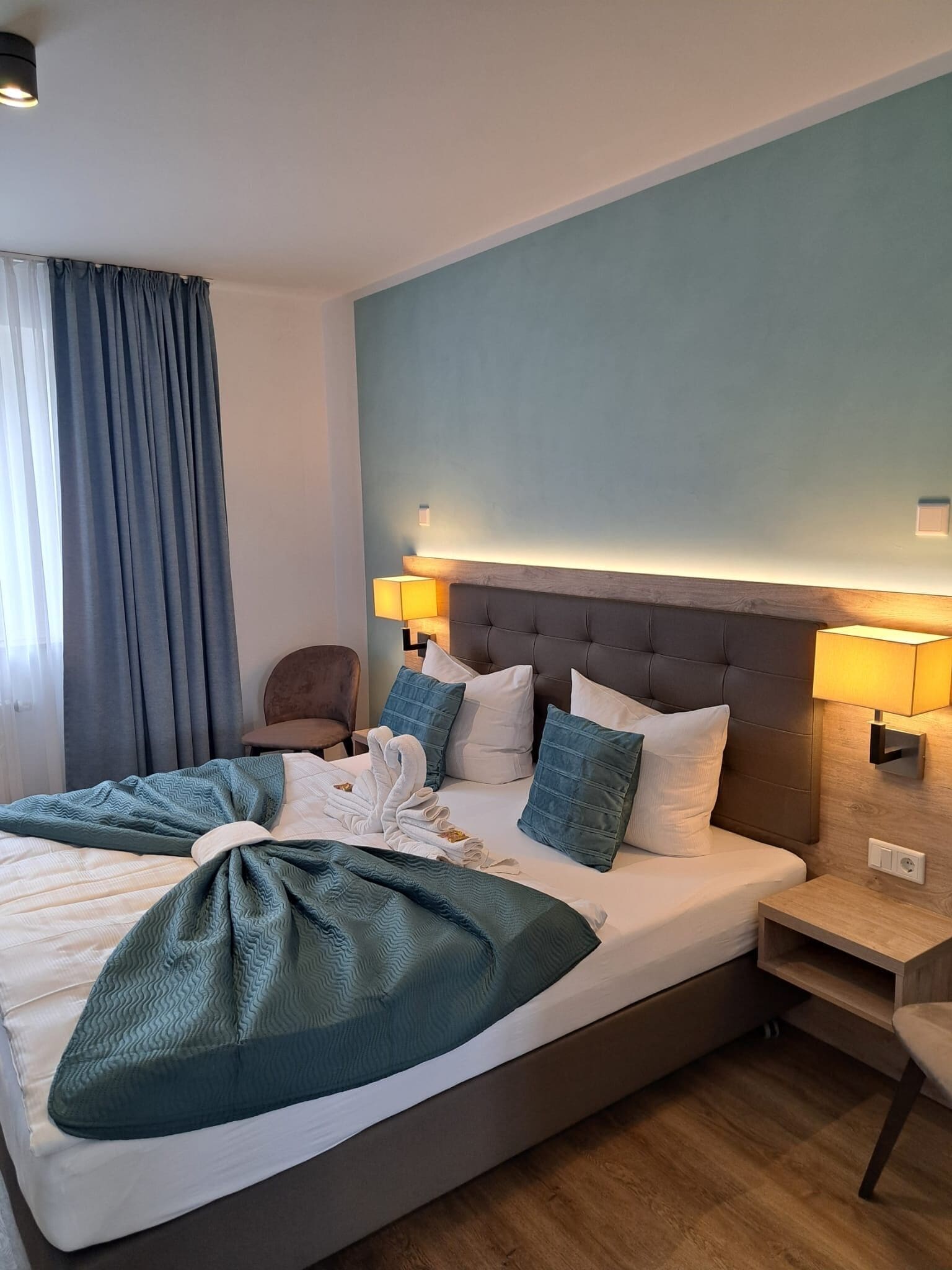 Ropa de cama de alta calidad y espacio para trabajar con laptop 