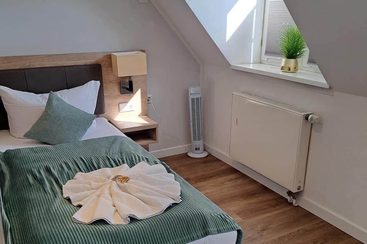 Habitación individual clásica, vista al jardín | Ropa de cama de alta calidad y espacio para trabajar con laptop