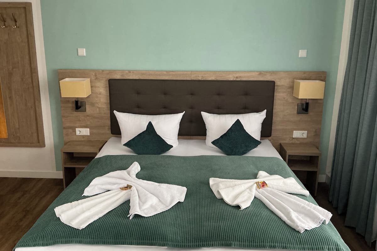 Doppelzimmer | Premium bedding, laptop workspace, free WiFi