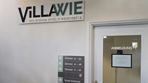 A hotel sign with room numbers and a snack-automat sign. - VILLAWIE  (Rheda-Wiedenbrück)