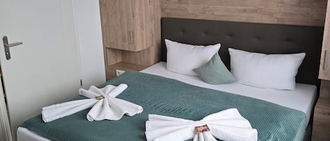 Doppelzimmer | Ylelliset vuodevaatteet, kannettavalle tietokoneelle sopiva työtila
