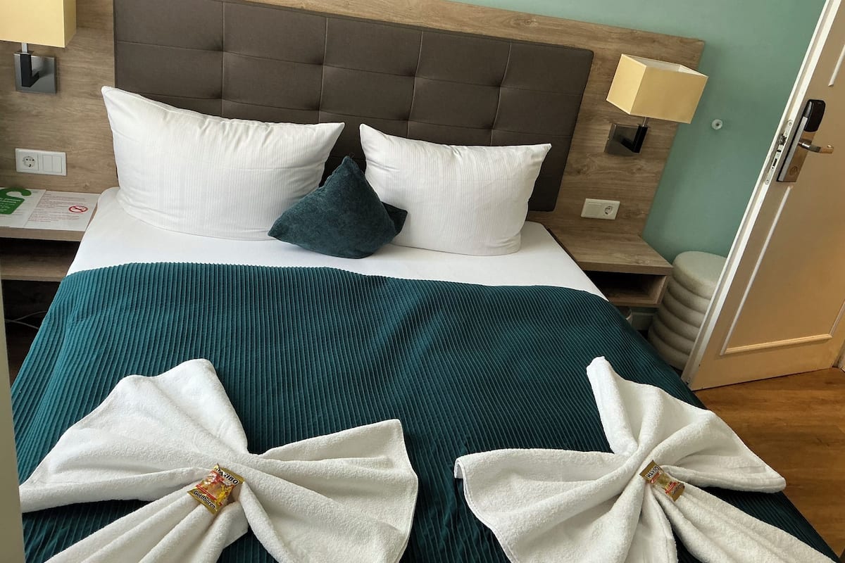 Kompakt Doppelzimmer | Ropa de cama de alta calidad y espacio para trabajar con laptop